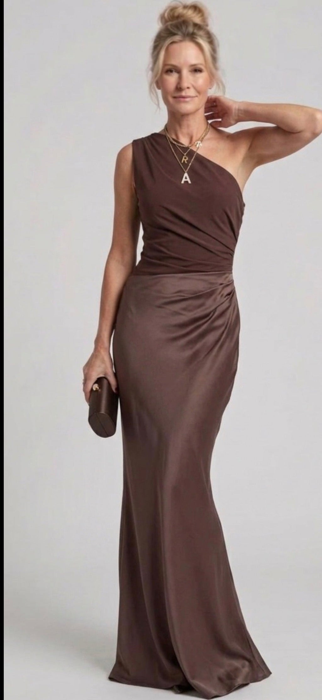 Vestido longo assimétrico com detalhe dourado — Bene Donna — imagem 04