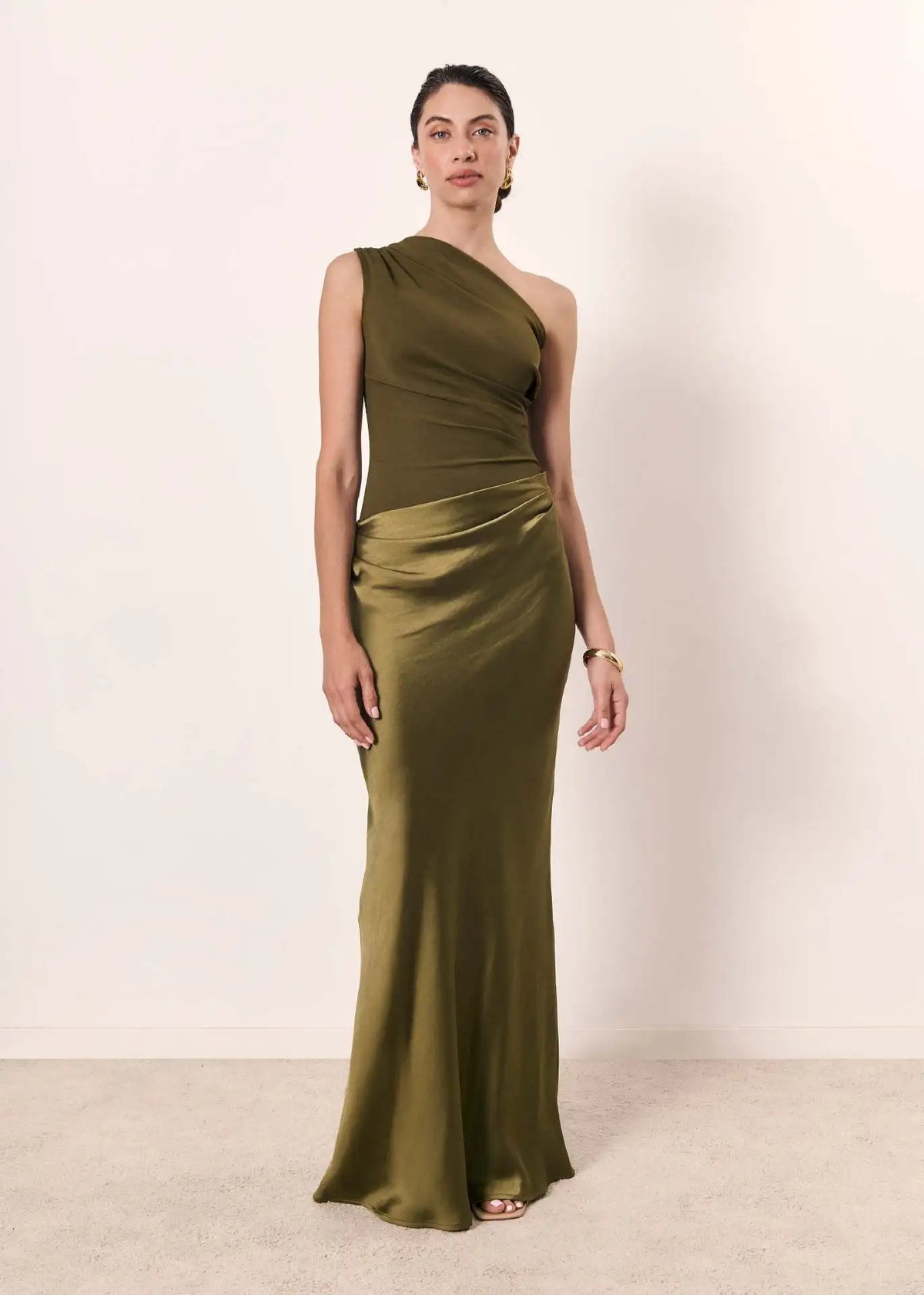 Vestido longo assimétrico com detalhe dourado — Bene Donna — imagem 16