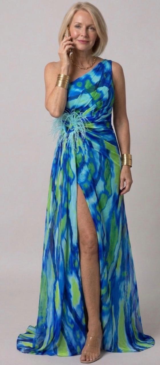 Vestido longo estampado drapeado com decote assimétrico e fenda — Bene Donna — imagem 03