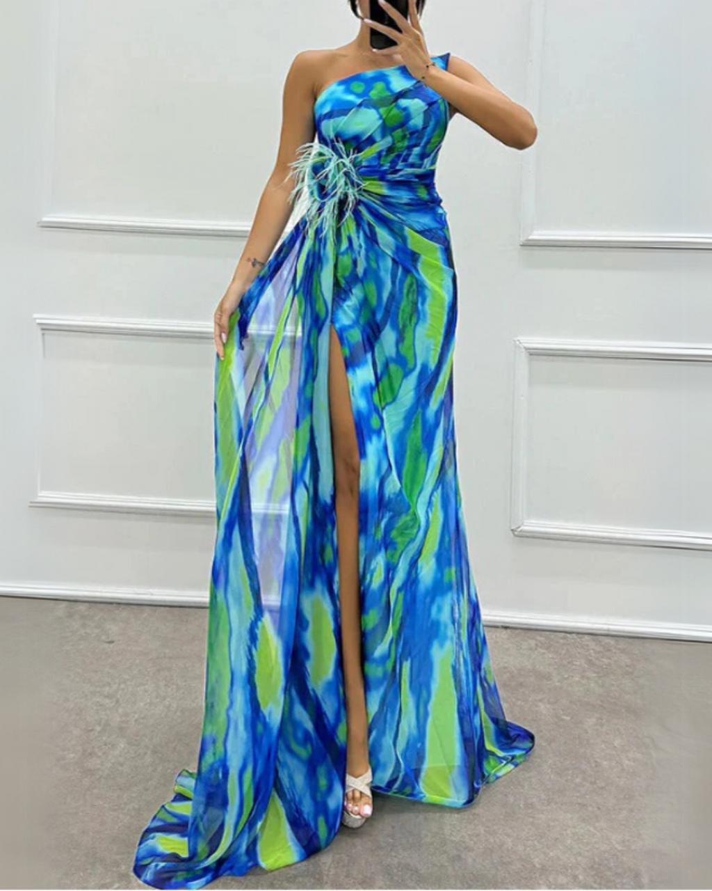 Vestido longo estampado drapeado com decote assimétrico e fenda — Bene Donna — imagem 04