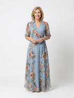 Vestido longo floral azul com mangas transparentes e cinto — Bene Donna — imagem 01