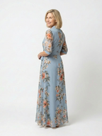 Vestido longo floral azul com mangas transparentes e cinto — Bene Donna — imagem 02