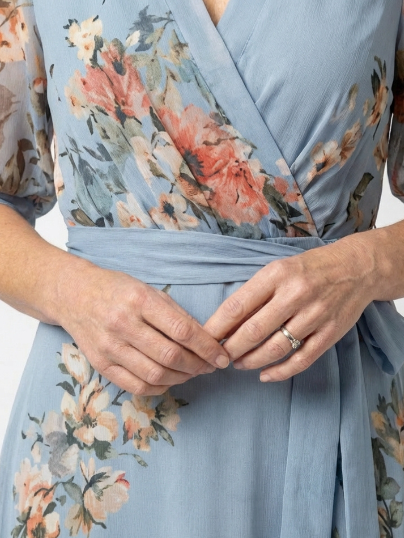 Vestido longo floral azul com mangas transparentes e cinto — Bene Donna — imagem 03