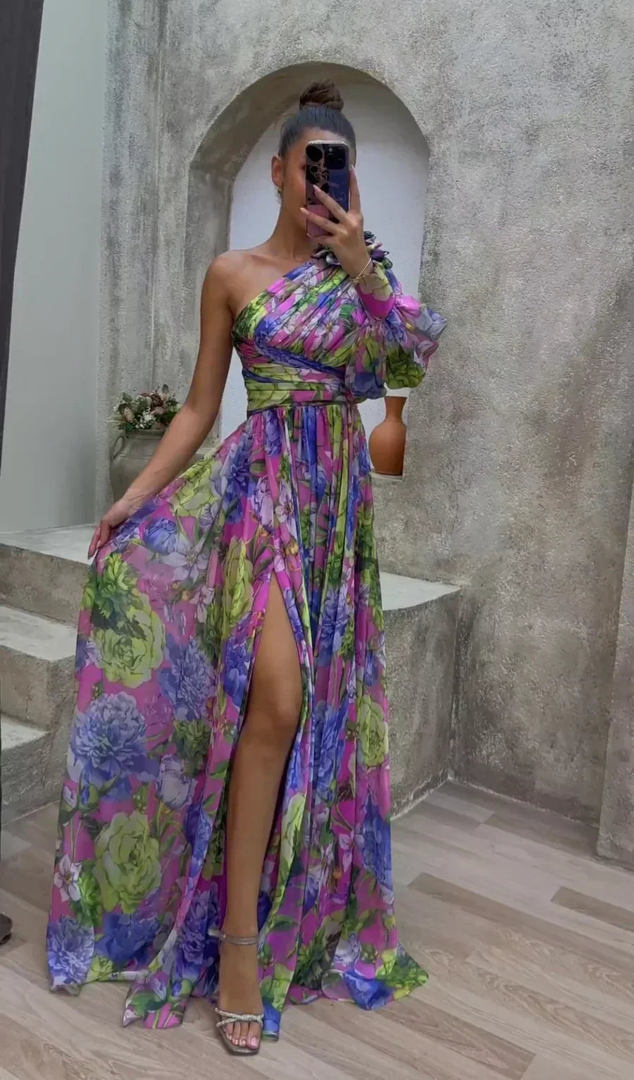 Vestido longo floral de um ombro só com manga balonê e fenda — Bene Donna — imagem 05