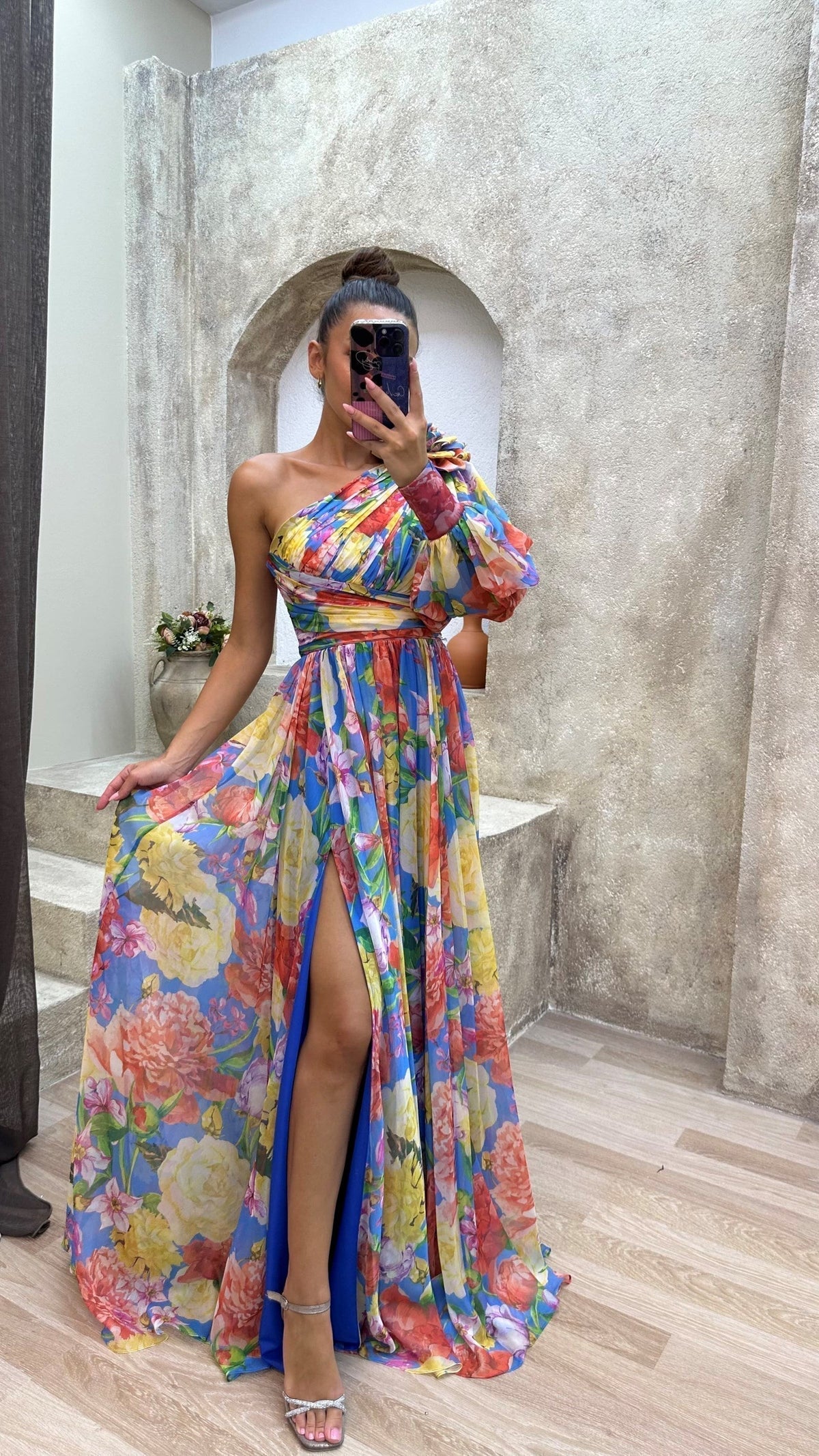 Vestido longo floral de um ombro só com manga balonê e fenda — Bene Donna — imagem 09