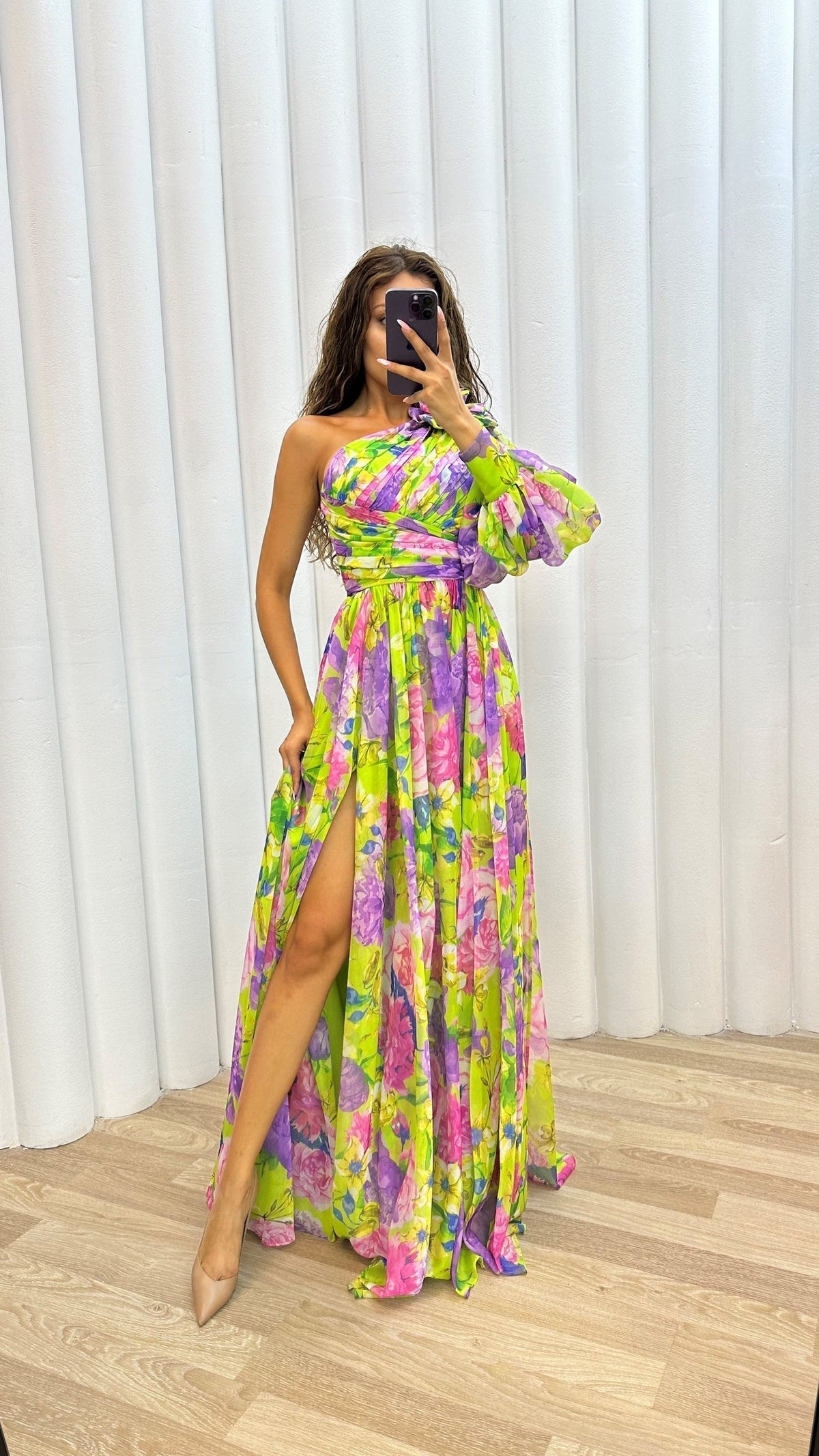 Vestido longo floral de um ombro só com manga balonê e fenda — Bene Donna — imagem 11