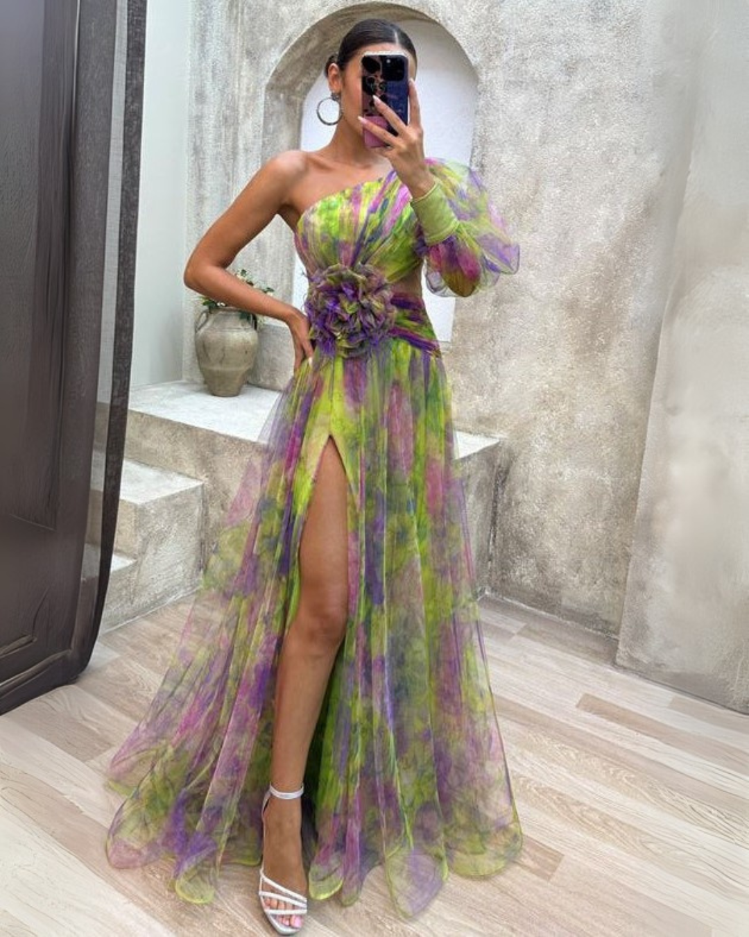 Vestido longo floral de um ombro só com saia em camadas — Bene Donna — imagem 05