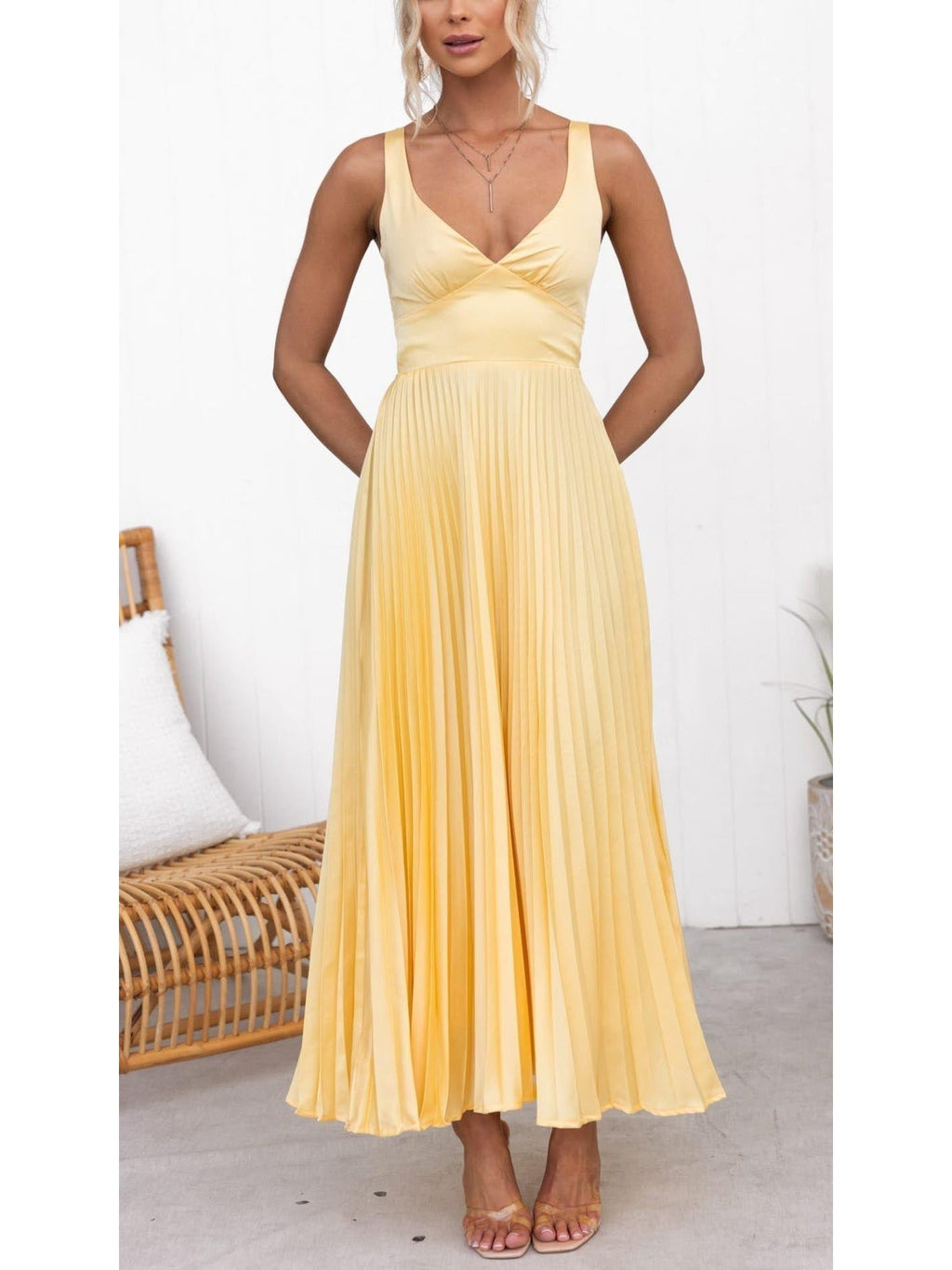 Vestido longo plissado com decote V e costas abertas — Bene Donna — imagem 04