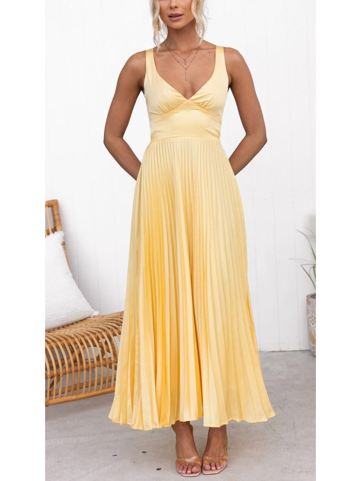 Vestido longo plissado com decote V e costas abertas — Bene Donna — imagem 04