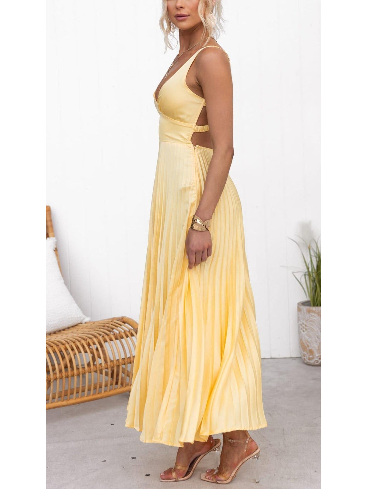 Vestido longo plissado com decote V e costas abertas — Bene Donna — imagem 05