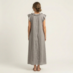 Vestido longo solto com decote V de babados e bolsos — Bene Donna — imagem 02