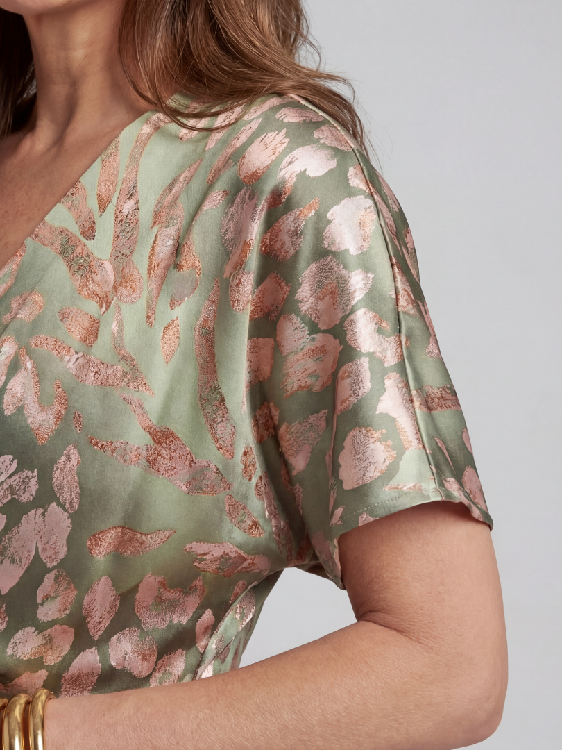 Vestido midi abstrato com detalhe torcido na cintura — Bene Donna — imagem 04