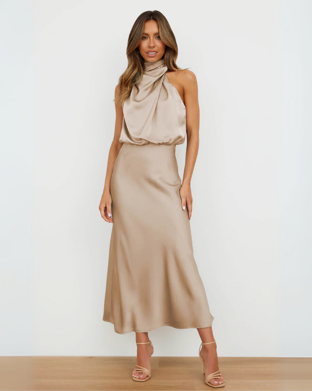 Vestido midi de gola alta com drapeado suave — Bene Donna — imagem 06