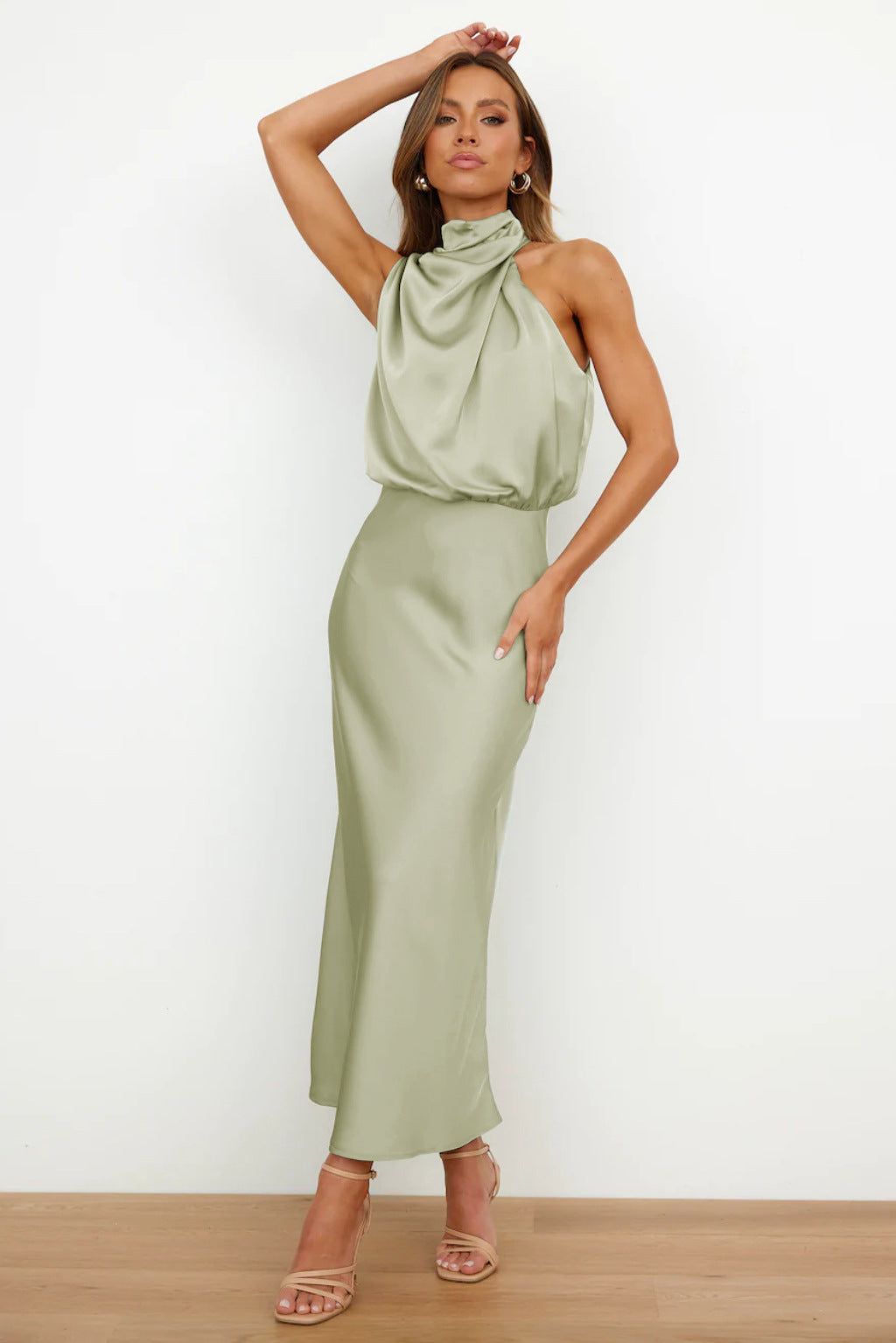Vestido midi de gola alta com drapeado suave — Bene Donna — imagem 08