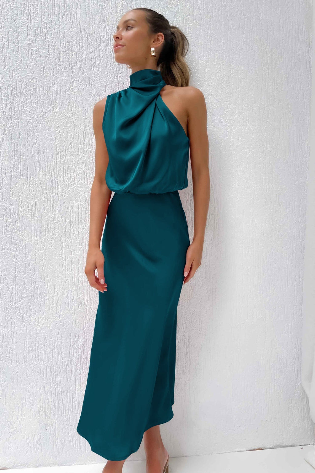Vestido midi de gola alta com drapeado suave — Bene Donna — imagem 11