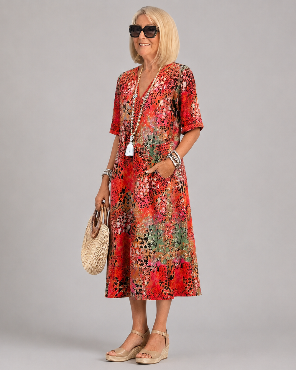 Vestido midi estampado com decote V e mangas amplas — Bene Donna — imagem 02