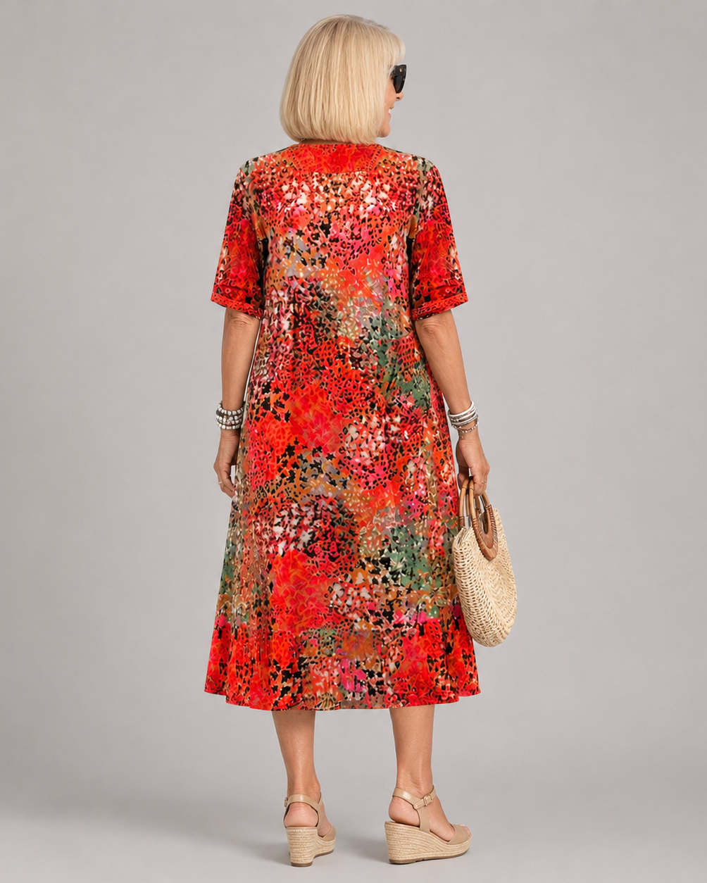 Vestido midi estampado com decote V e mangas amplas — Bene Donna — imagem 03
