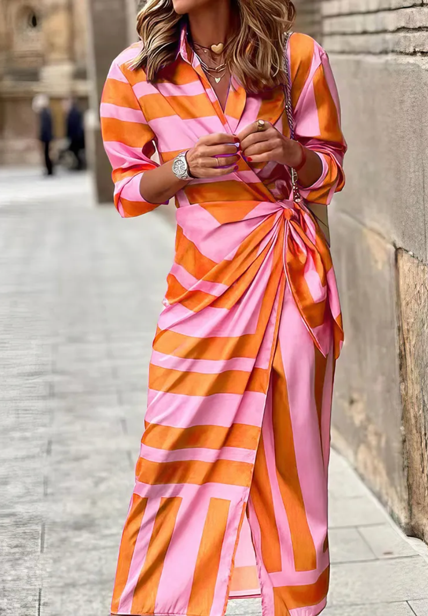 Vestido midi estampado transpassado com faixa de amarrar — Bene Donna — imagem 05