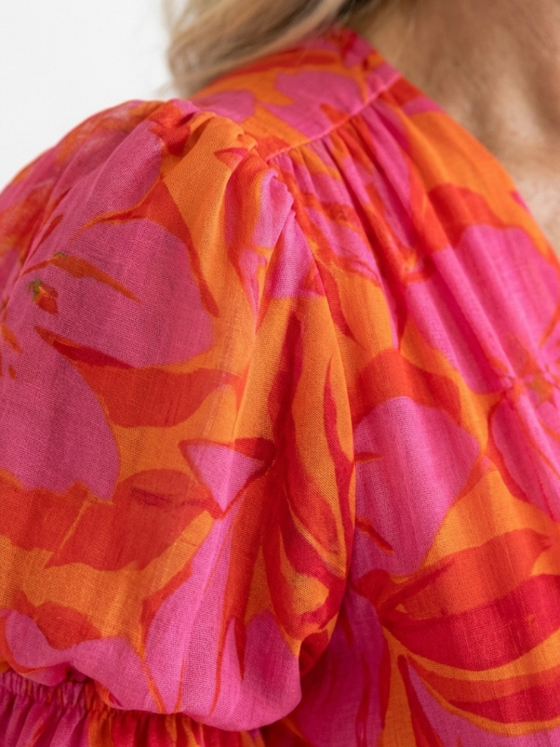 Vestido midi floral com mangas bufantes e decote V — Bene Donna — imagem 02