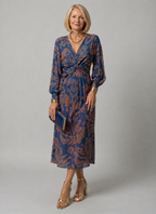 Vestido midi floral de mangas longas com frente torcida — Bene Donna — imagem 03