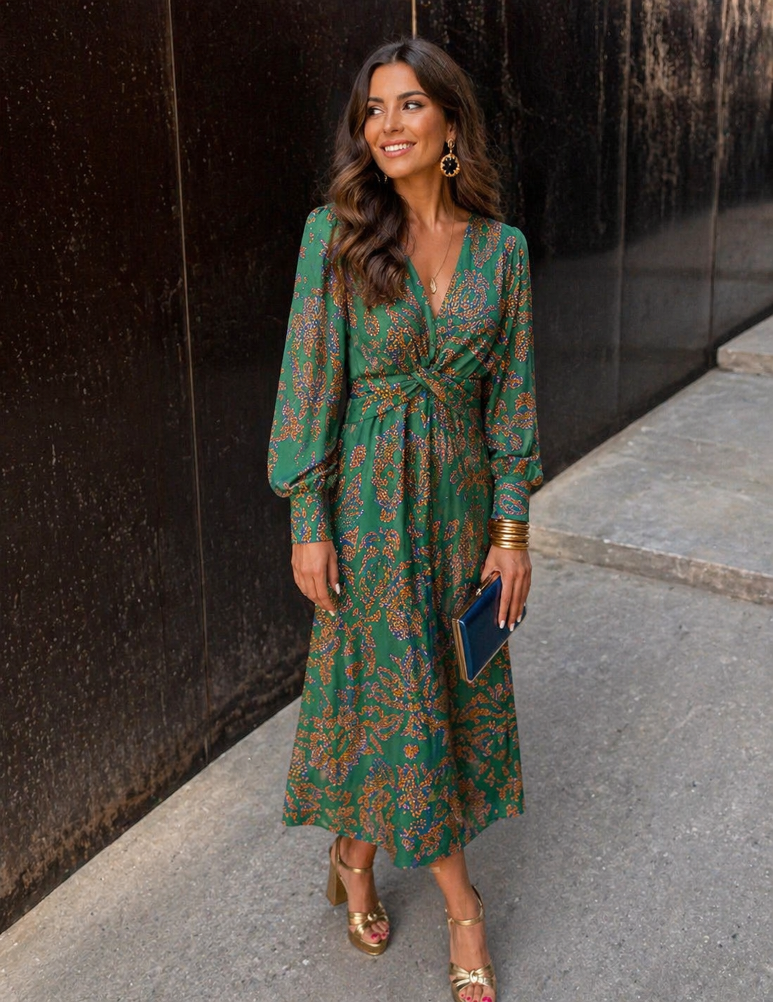 Vestido midi floral de mangas longas com frente torcida — Bene Donna — imagem 05