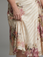 Vestido midi floral e listrado com mangas leves e transpasse — Bene Donna — imagem 03