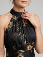 Vestido midi floral frente única com cintura marcada — Bene Donna — imagem 03