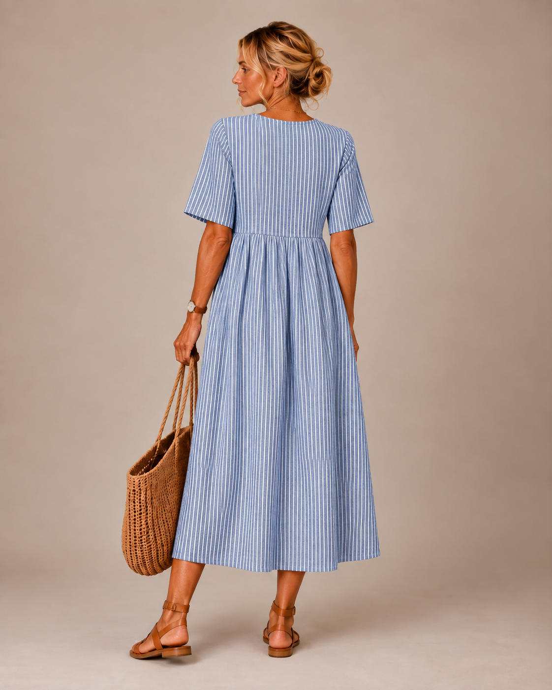 Vestido midi listrado com botões diagonais e bolsos — Bene Donna — imagem 03