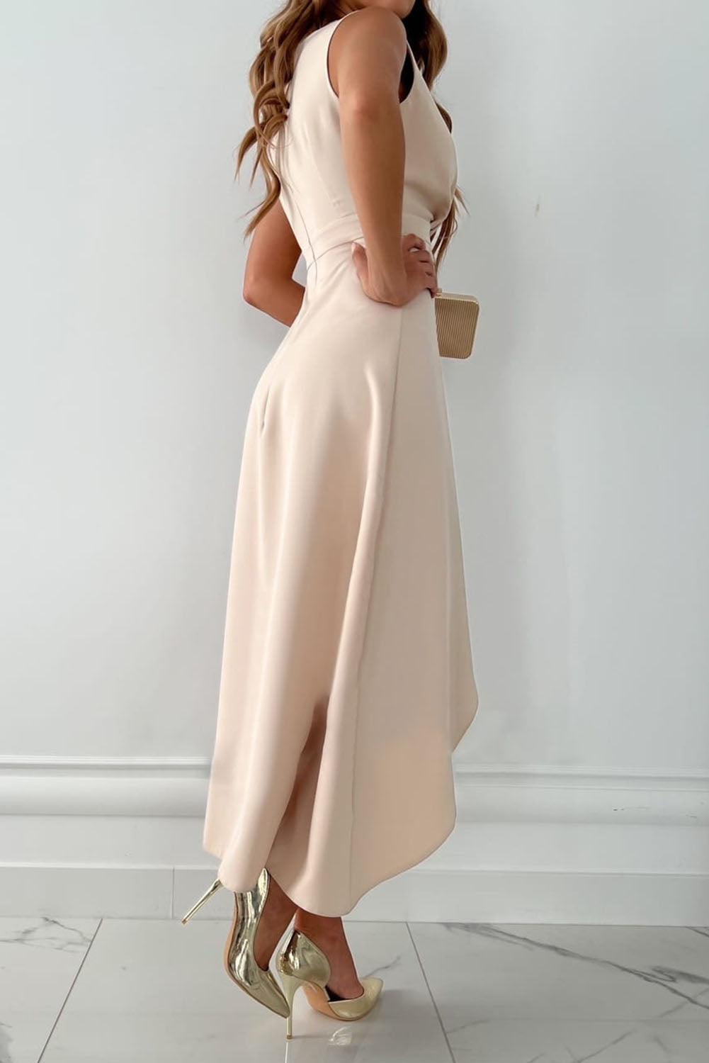 Vestido midi transpassado com decote V e barra assimétrica — Bene Donna — imagem 06